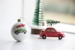 Juletræ på fod fra Ib Laursen ved kugle og rød bil - Tinashjem